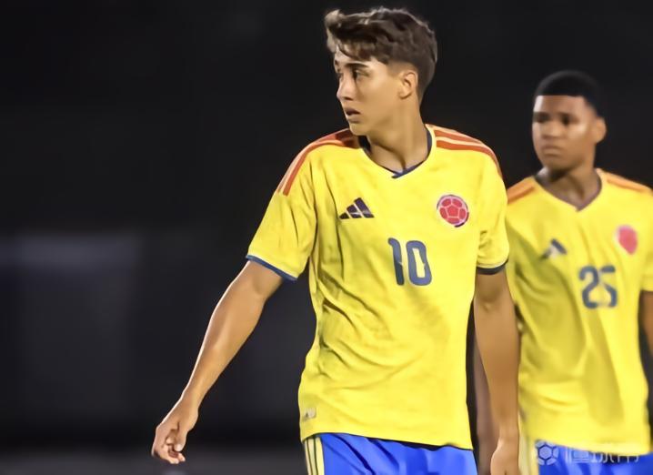 记者：利物浦、切尔西等队现场考察17岁哥伦比亚中场马丁内斯