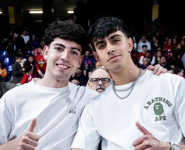 足篮不分家，贝尔纳尔与达尼-阿维拉现场支持巴萨男篮