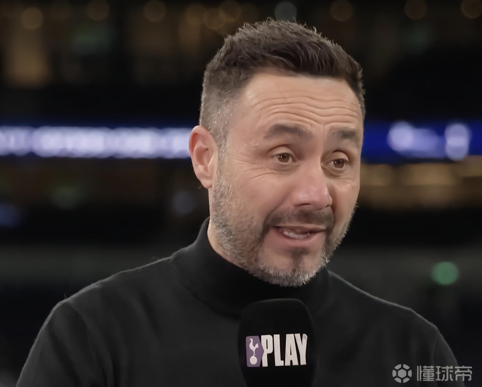 德泽尔比：西蒙斯很幸运能和我共事，因为我曾踢过10号位