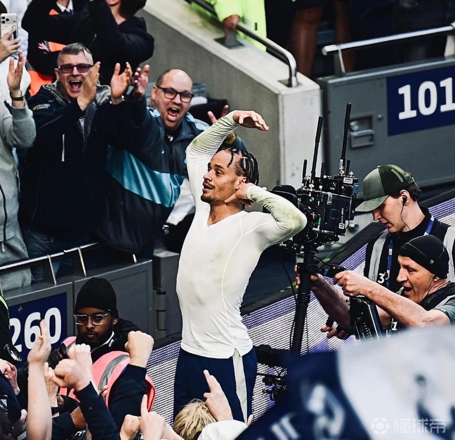 哈维-西蒙斯晒图打气：我们绝不会放弃战斗，现场球迷太棒了