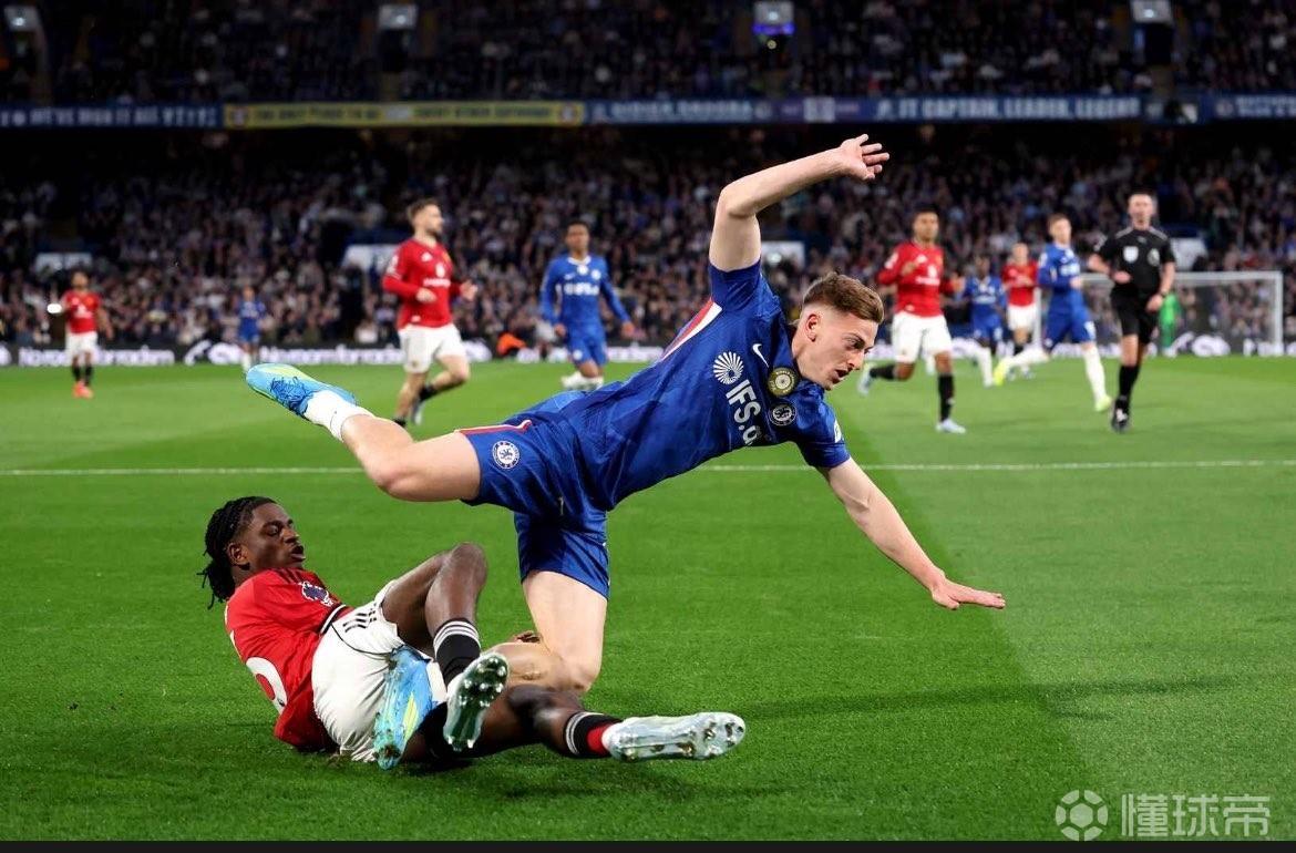 海文晒出和德拉普的对抗图，曼联队友纷纷点赞、道曼送上祝贺