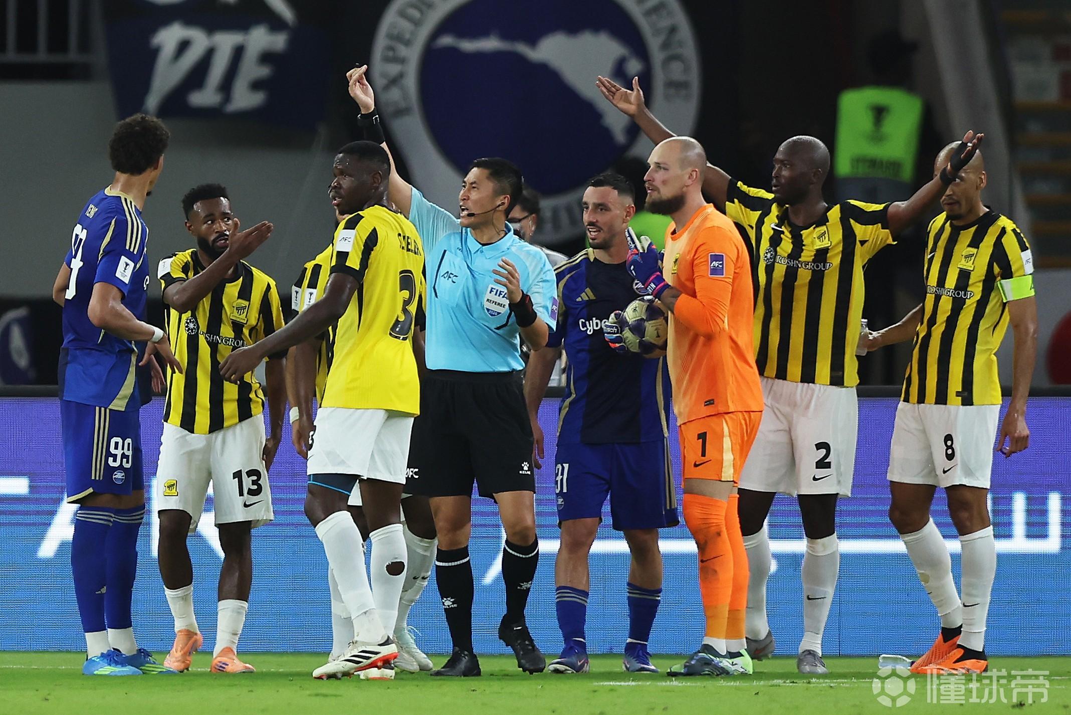 沙媒：马宁将赛后被冲撞写入比赛报告，并已提交给亚足联