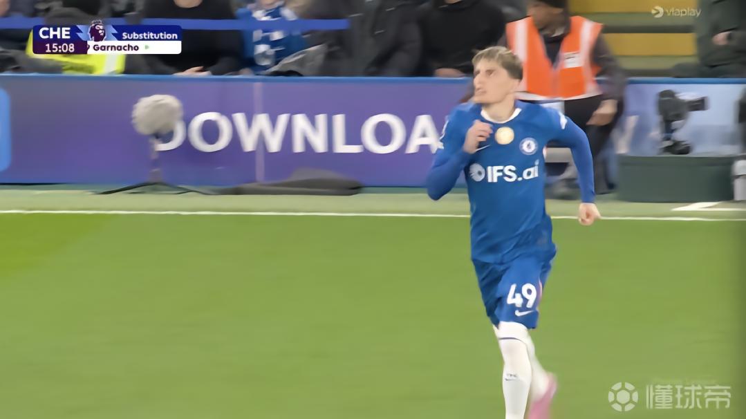 不受待见，加纳乔上场后随队出征的曼联球迷发出阵阵嘘声