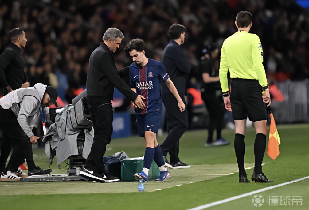 距离欧冠半决赛还有九天，维蒂尼亚在对阵里昂时右脚踝扭伤