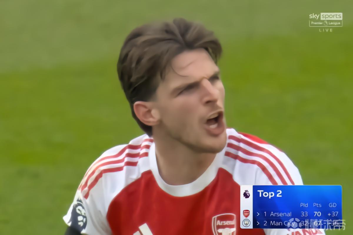 终场哨响后赖斯鼓励队友：争冠还没结束