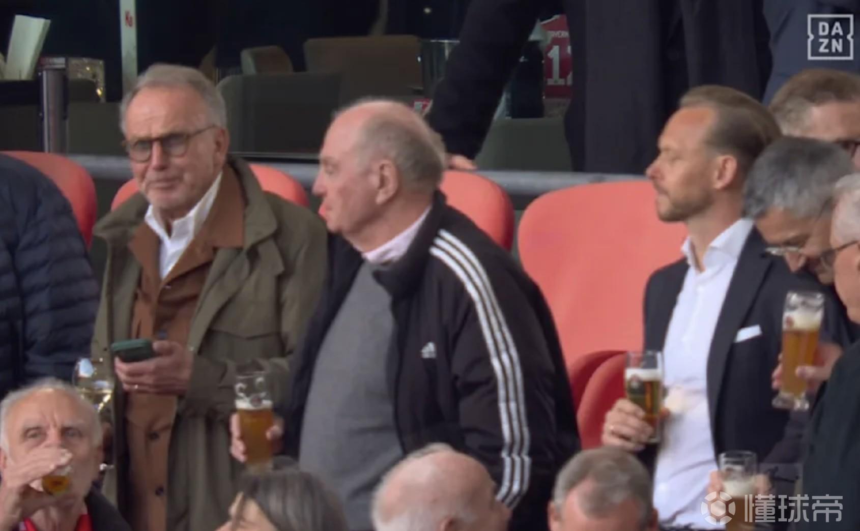 图片报：拜仁夺冠后赫内斯、鲁梅尼格等人在VIP区小酌来庆祝