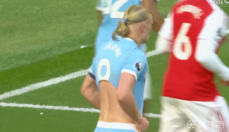 太阳报：哈兰德内衬的衣袖都被加布撕掉，但任意球都没得到