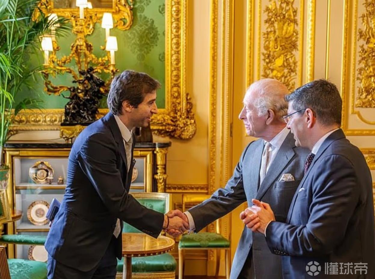 已成富豪，前阿森纳球员弗拉米尼在白金汉宫面见了查尔斯三世