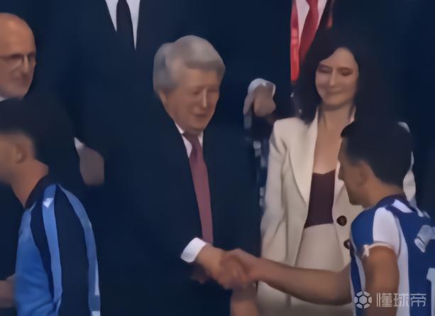 登台领奖时，奥亚萨瓦尔无视反巴斯克主义的马德里自治区主席