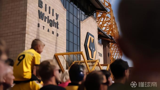 狼队整个赛季都处在降级区，为61年来英格兰顶级联赛首队