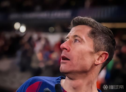 波兰传奇门将：莱万是波兰最著名球员，竟允许被巴萨这样对待