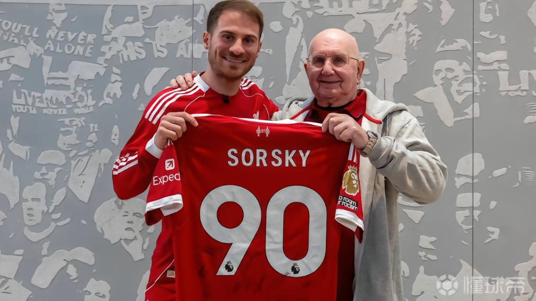 暖心，麦卡利斯特与90岁利物浦终身球迷会面并赠送球衣