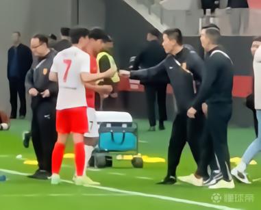 两队7号惺惺相惜，赛后向余望与武磊交换球衣并穿上合影留念