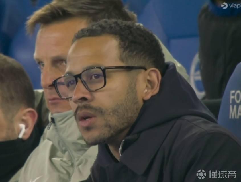 切尔西远征球迷痛骂罗塞尼尔，布莱顿球迷回应：他是我们的人