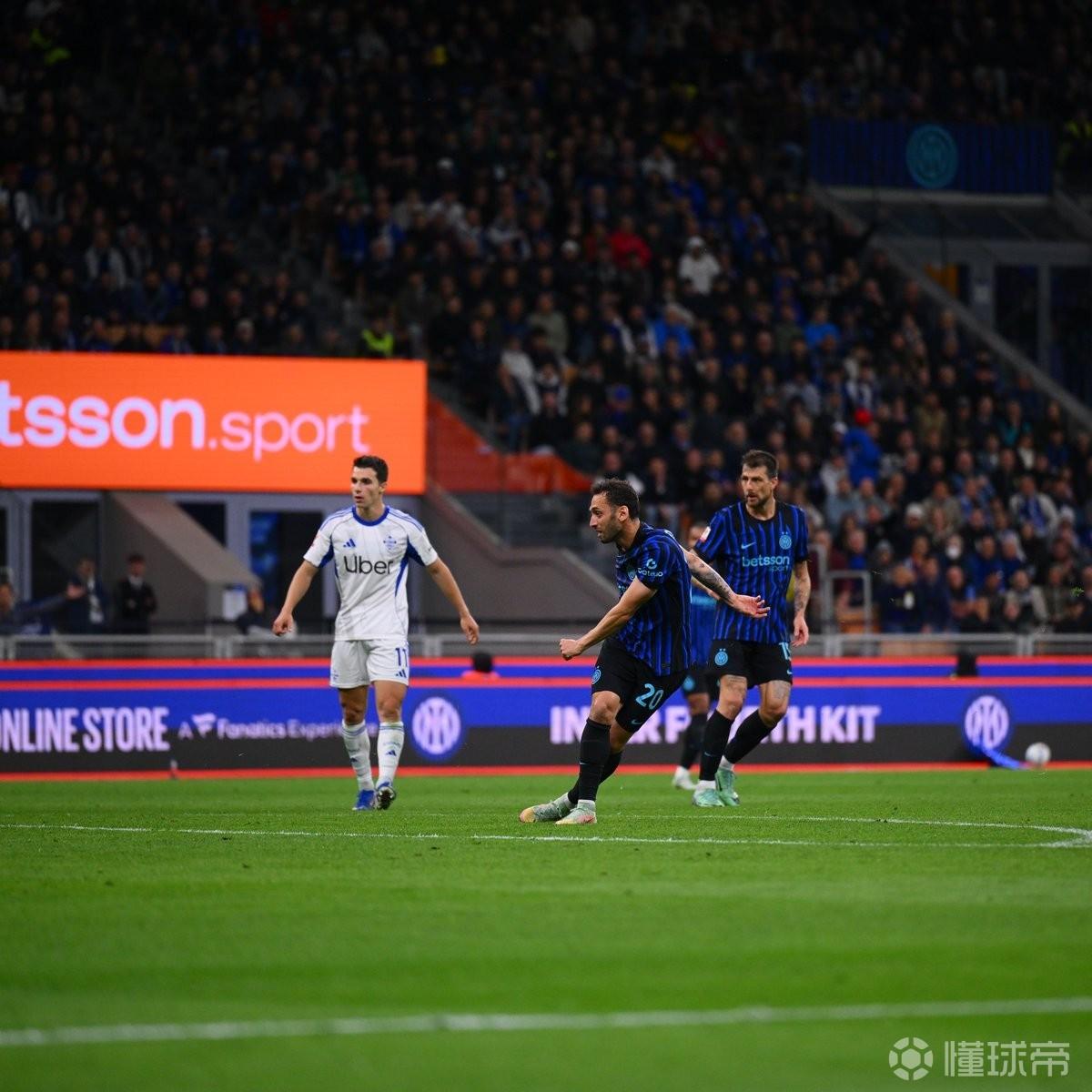 梅开二度助国米逆转科莫，恰尔汗奥卢达成国米生涯50球里程碑