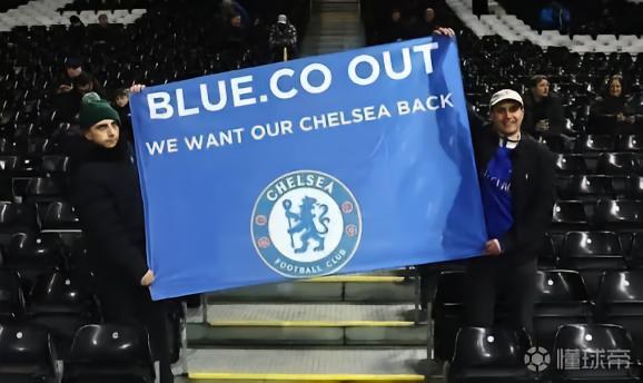 BlueCo Out，坚持到终场的几名切尔西球迷在看台拉出抗议标语
