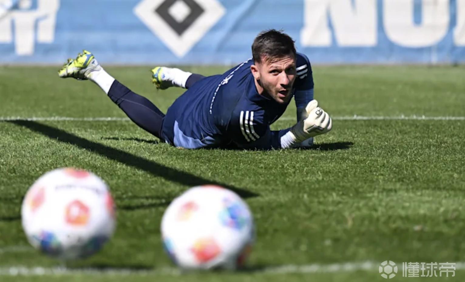 图片报：汉堡和门将霍伊尔就续约有分歧，球员关注拜仁的兴趣