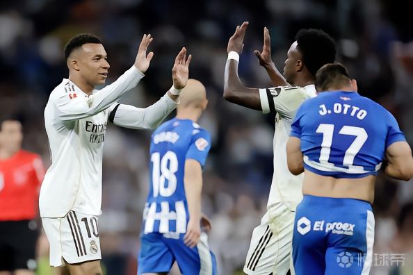 姆巴佩本赛季打入8粒禁区外进球，为职业生涯单赛季最高纪录