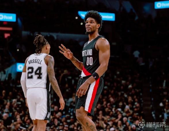 探花爆发，亨德森砍31分&助开拓者取队史季后赛在圣城首胜