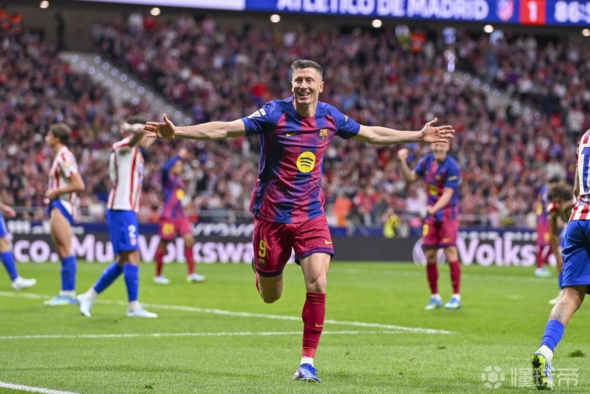 记者：美职联球队向莱万开两年高薪报价，巴萨则提供降薪合同