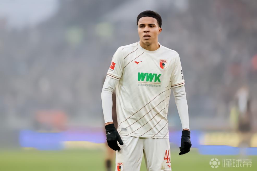 记者：奥堡后卫班克斯考虑为德国出战；他曾代表美国踢世少赛