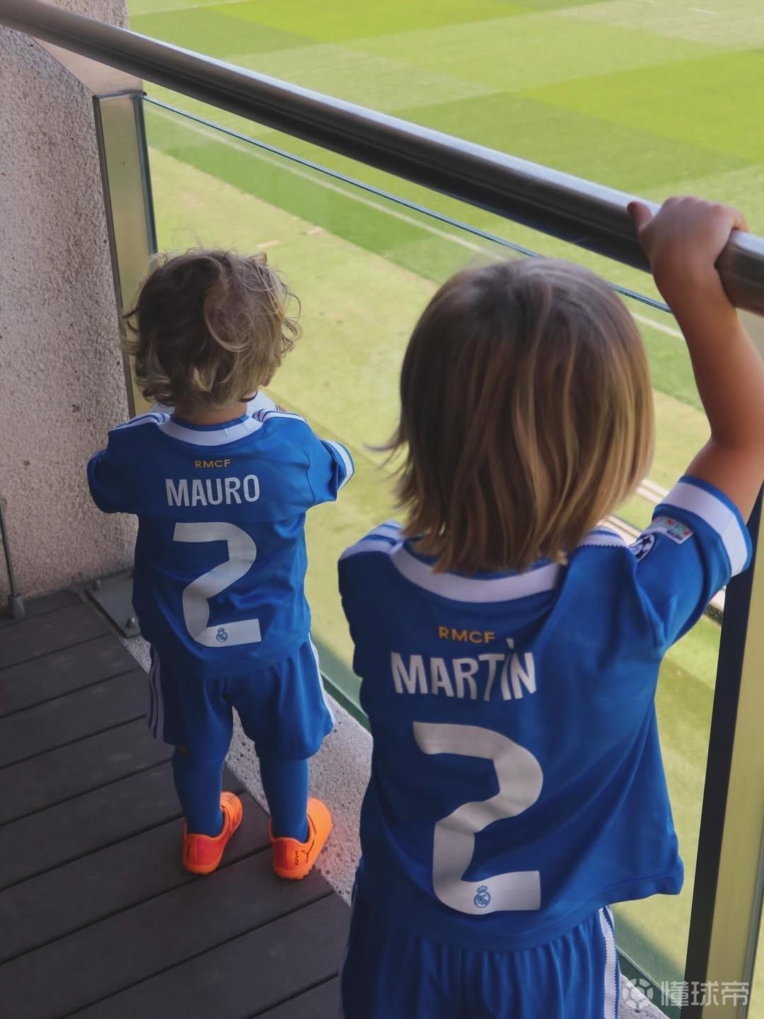 温馨，卡瓦哈尔妻子带孩子一起看丈夫的训练