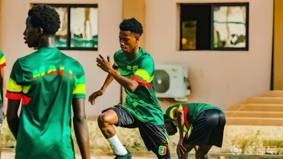 每体：16岁马里中场马伊加将前往巴萨试训，他还曾在巴黎试训