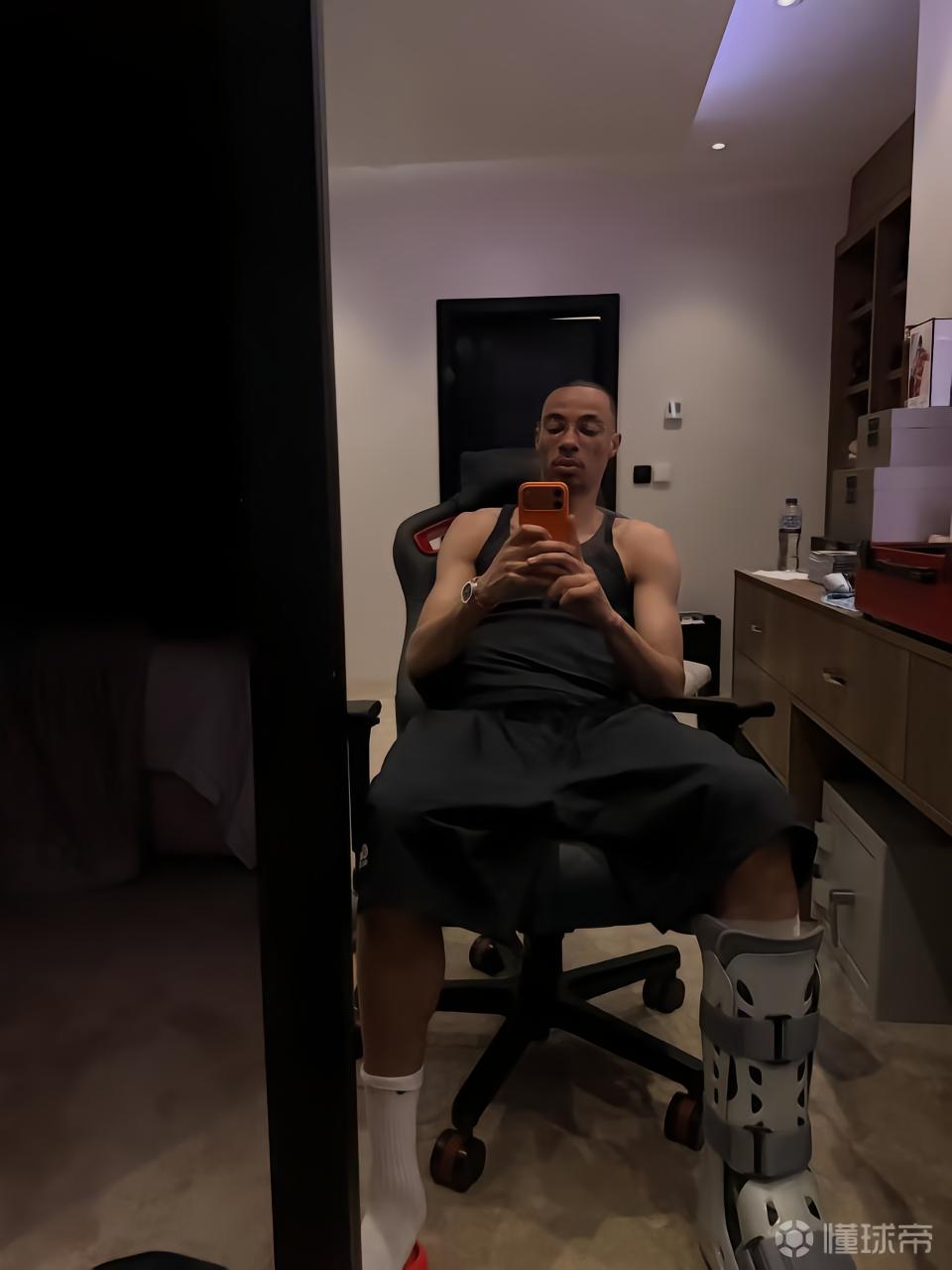 埃基蒂克发社媒分享日常：剃寸头戴护具+晒AI照片