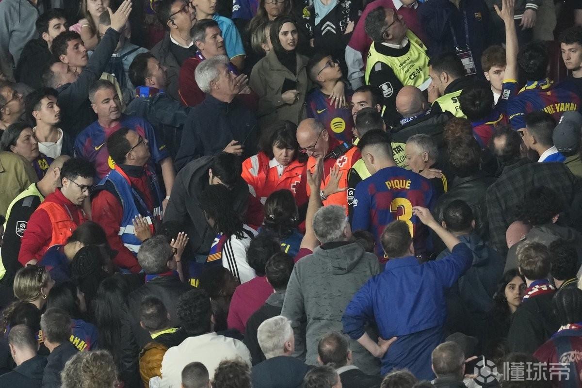 因看台球迷突发心脏骤停，巴萨vs塞尔塔暂停了15分钟