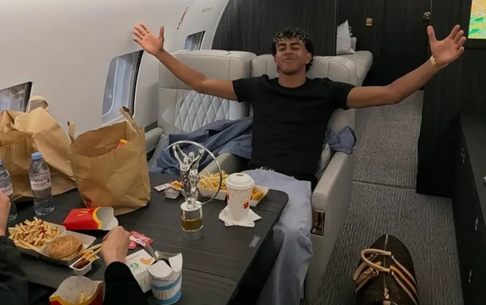 主持人：亚马尔罚个点球都受伤太奇怪了 他半夜还在吃快餐