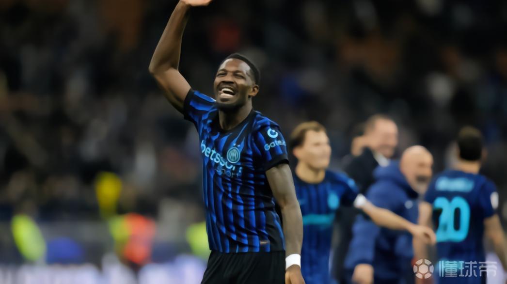 玩嗨了，图拉姆两次中断赛后采访跑到看台下和球迷一起庆祝