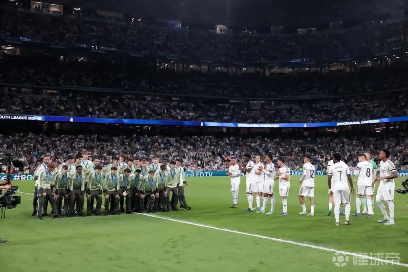 皇马U19在伯纳乌展示欧青联奖杯，姆巴佩、贝林等一线队球星列队欢迎