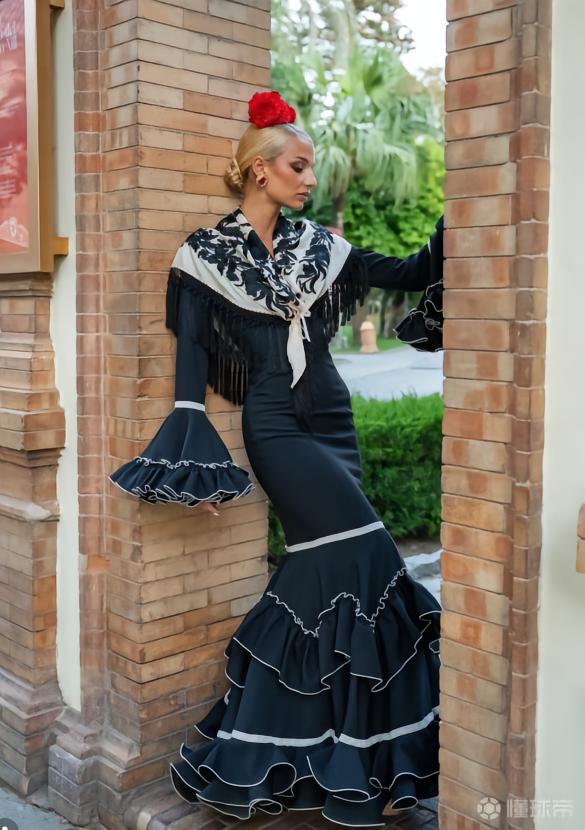 女友参加塞维利亚节日并晒出照片，费尔明留言：你太美了