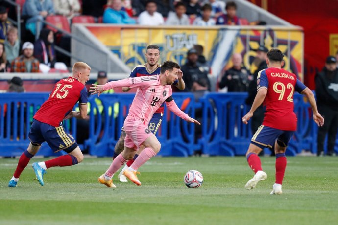 梅西本场数据：10次射门4次射正 3送关键传球