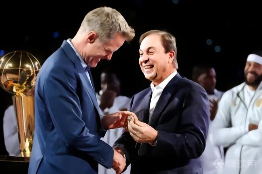 美记：科尔本周和勇士高层会面，商讨自己的未来