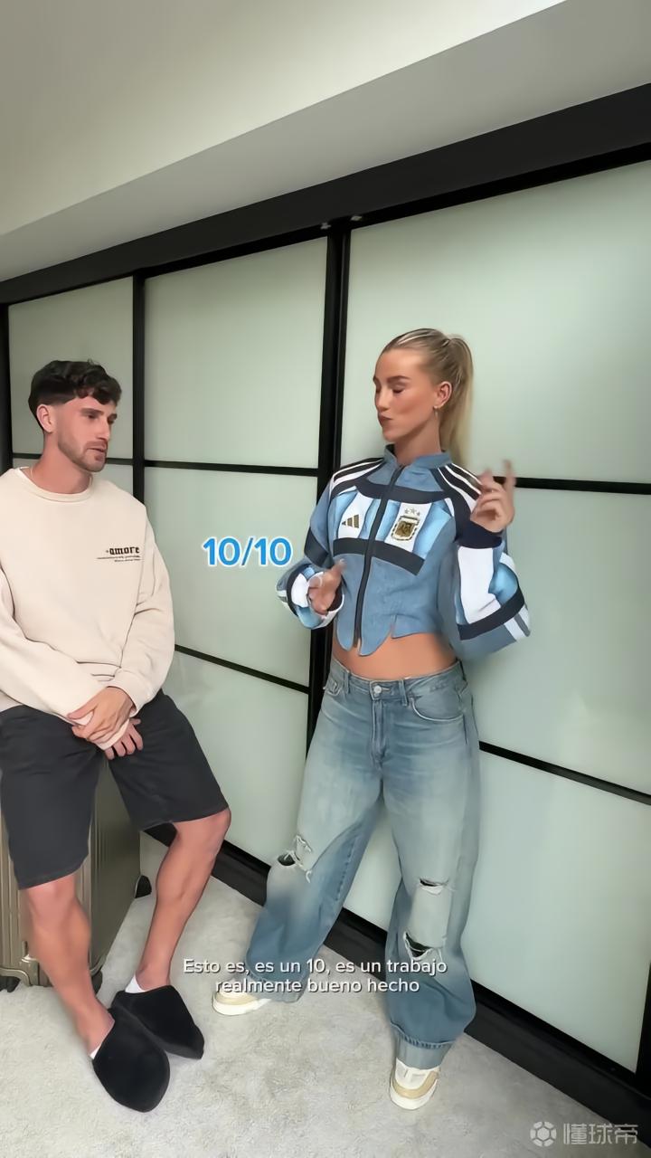 太阳报：塞内西女友换着穿各种阿根廷主题衣服，让塞内西打分