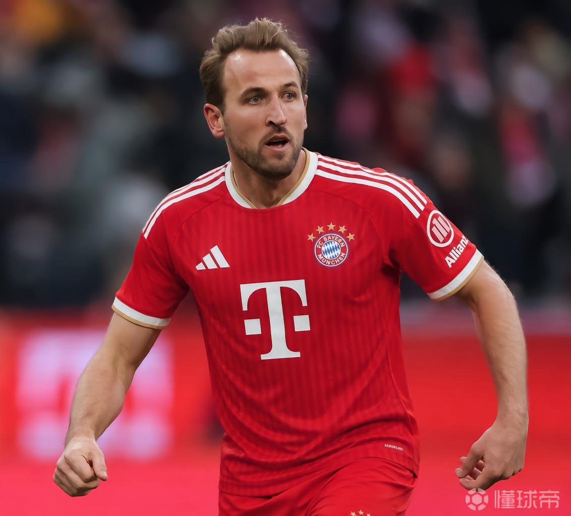 拜仁下赛季球衣上身效果图：金边设计，后背字样简化为“FC BAYERN”