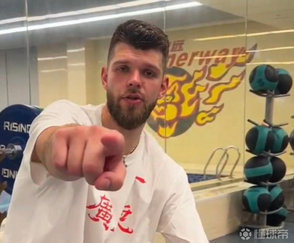 即插即用，拉科塞维奇首秀19投11中，砍下32分16板的大号两双