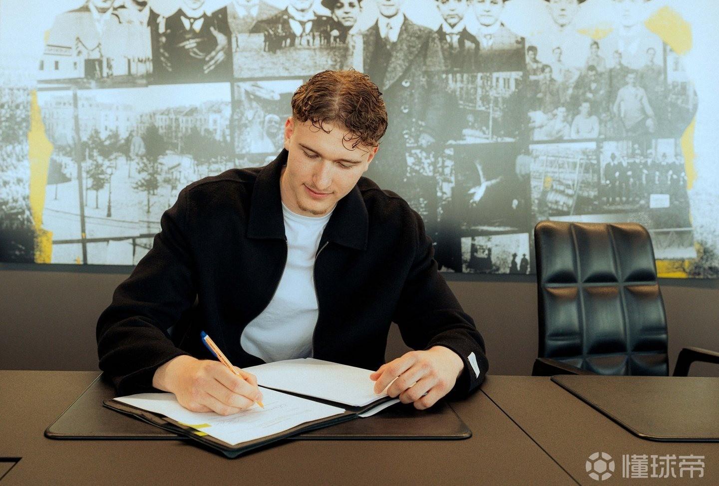 多特官方：18岁青训中卫埃利亚斯-本卡拉续约至2029年