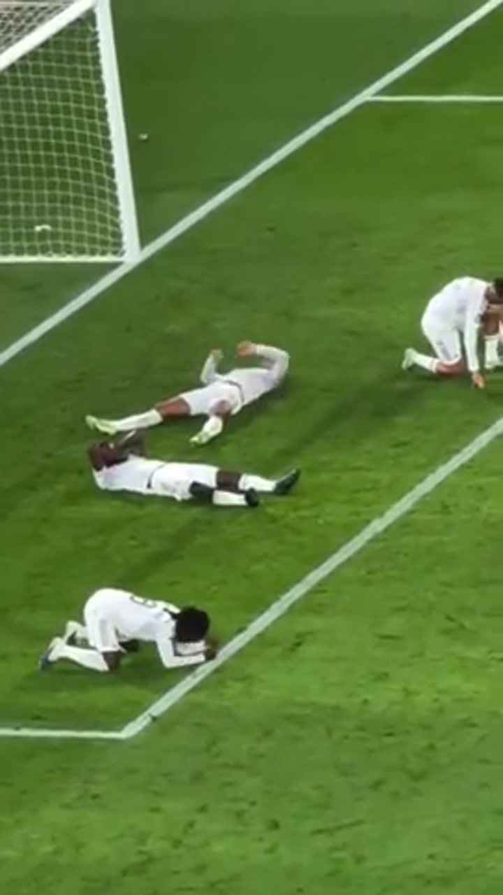 实拍遭贝蒂斯绝平赛后 多名皇马球员瘫倒在球门前