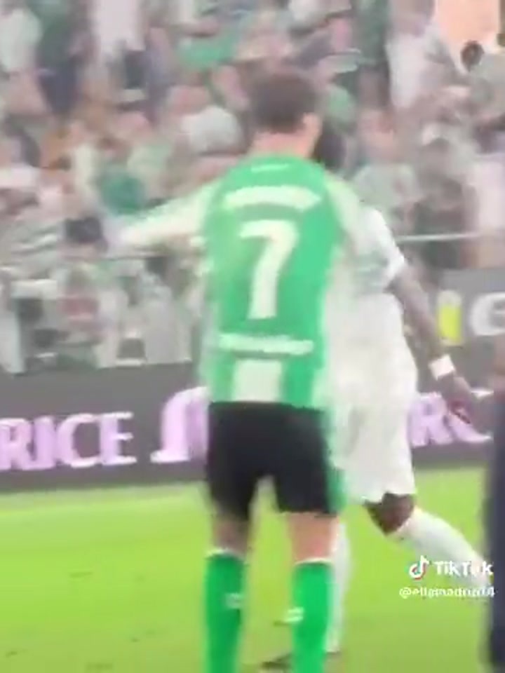 实拍维尼修斯狠狠地训斥了裁判以及贝蒂斯替补席