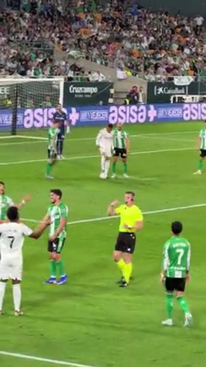 实拍快发任意球被裁判吹停 维尼修斯非常不满