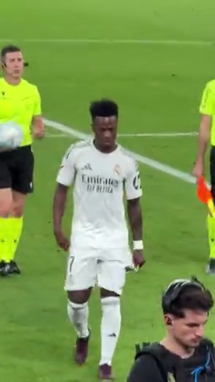 赛后维尼修斯不满判罚与主裁判争论 离场时嘘声四起