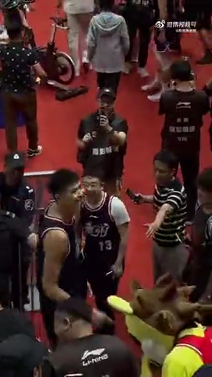 实拍广州球迷赛后对着徐昕高喊：干杜锋