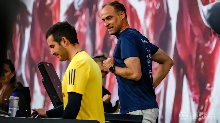 推广公益，莱比锡高管比赛时与搭档在场边慢跑筹善款超10万欧