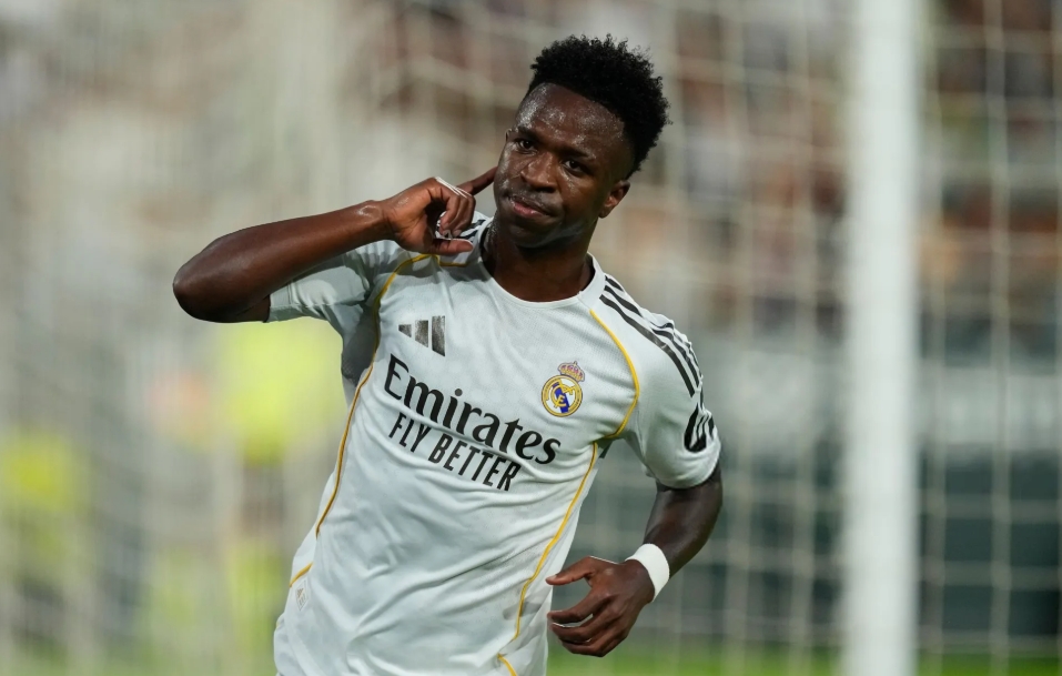 马卡：指耳朵+亲吻队徽 维尼修斯进球后两个动作发出信号