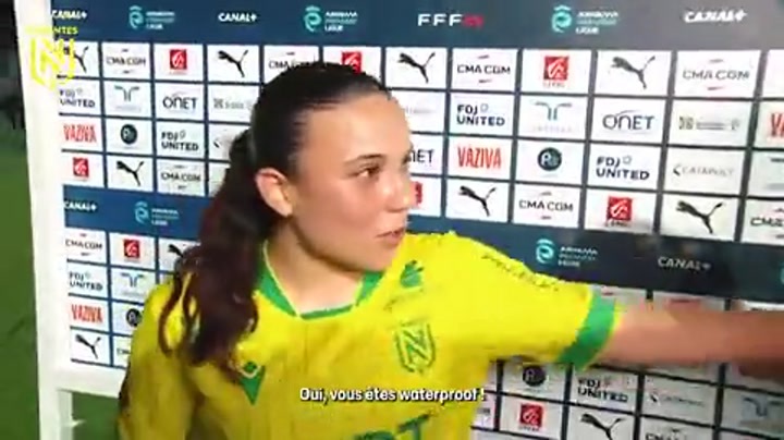 南特女足球员赛后采访时与队友玩水枪