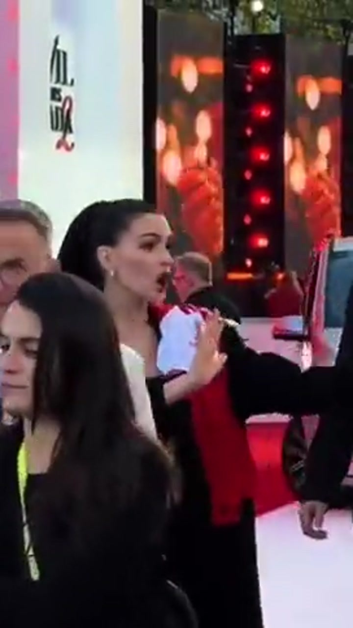 海瑟薇带着阿森纳球衣出现在《穿普拉达的女王2》首映礼