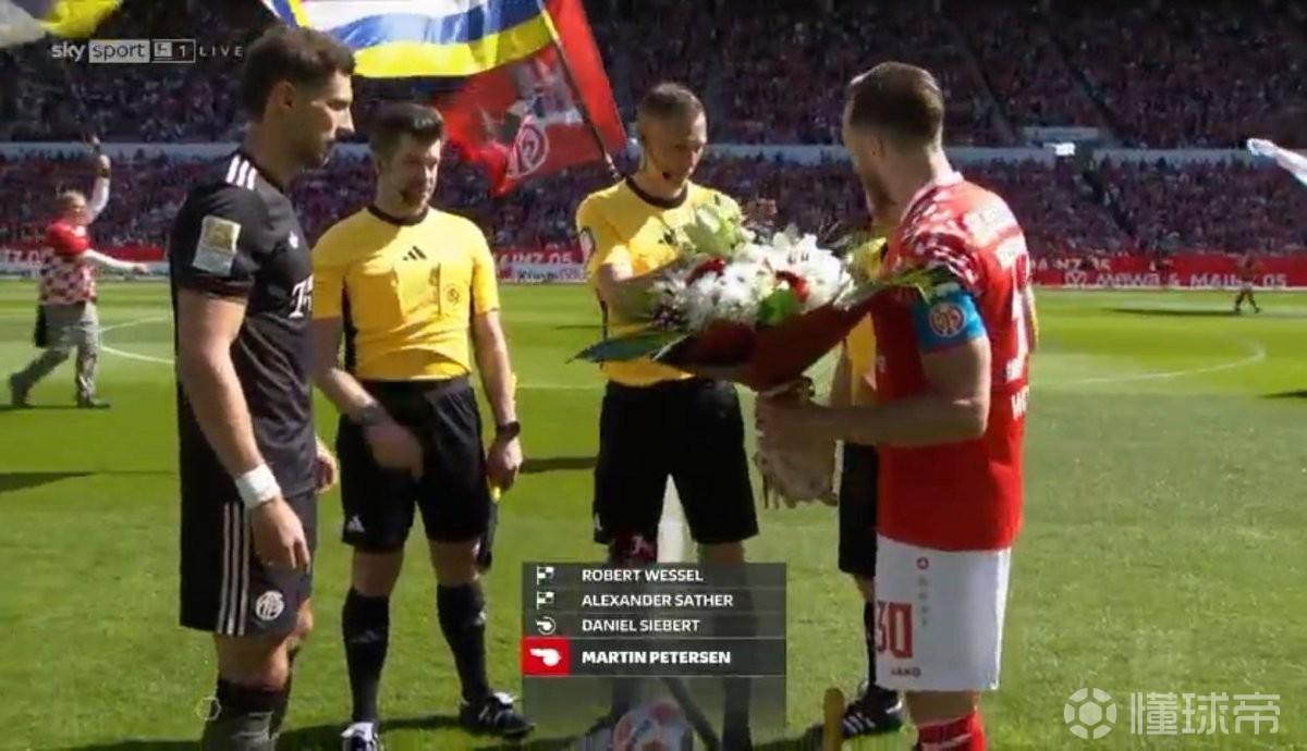 冠军礼物，美因茨开场前给拜仁送了鲜花和香槟