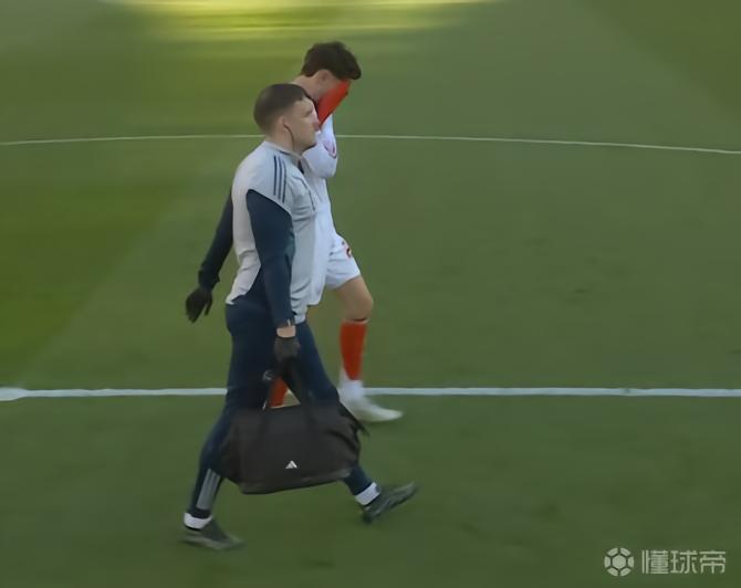 无对抗受伤离场，记者：哈弗茨伤到了腹股沟或者内收肌